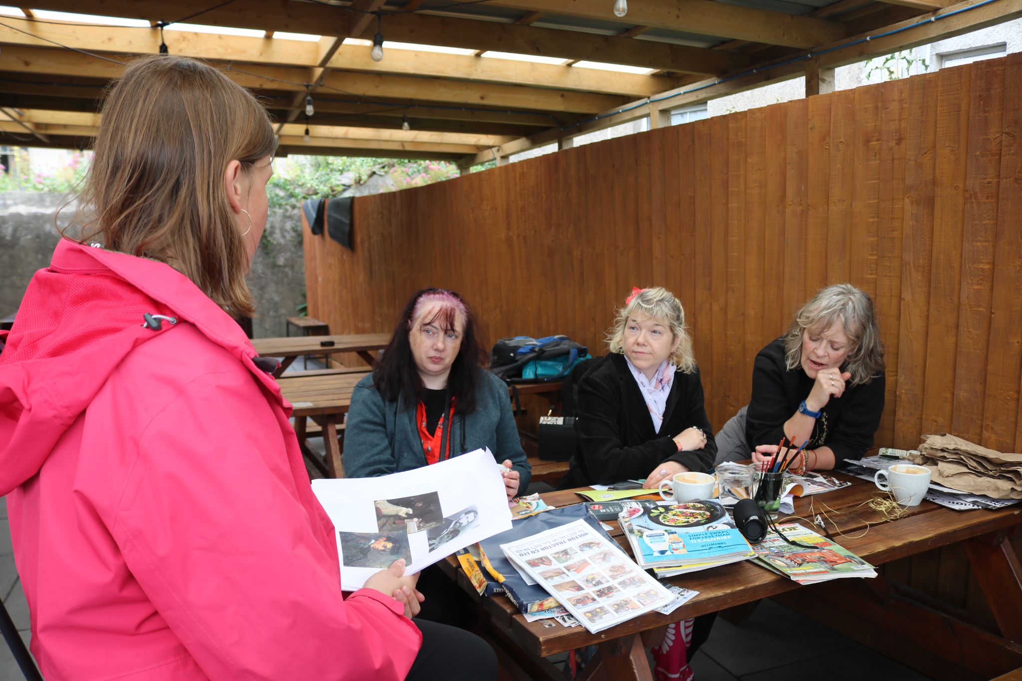 Dysgwyr yn mwynhau gweithgareddau creadigol yn Seren Institute