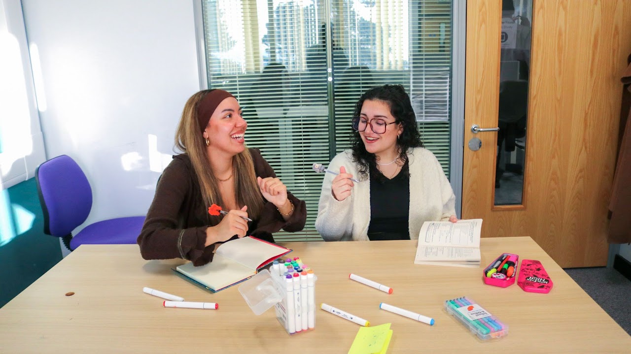 Estudiantes creativos en Gales
